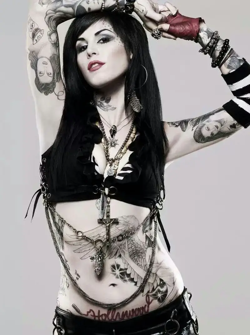 کت وون دی (Kat Von D) دست کش چرمی قرمز تاتوی فول بادی